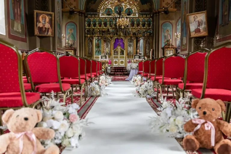 Biserica pregătită pentru botez, cu flori și ursuleți de pluș pe culoar