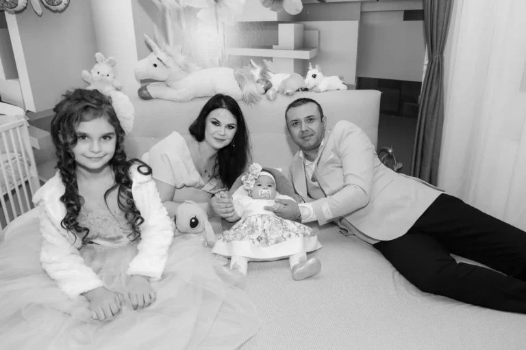 Familia cu fetița mai mare și bebelușul, fotografie alb-negru
