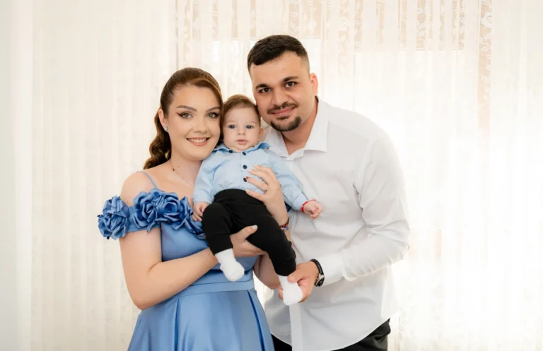 Părinții cu băiețelul în brațe, la fotografiile de familie de acasă
