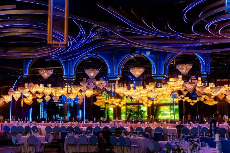 Sala restaurantului luminată pentru petrecerea de botez