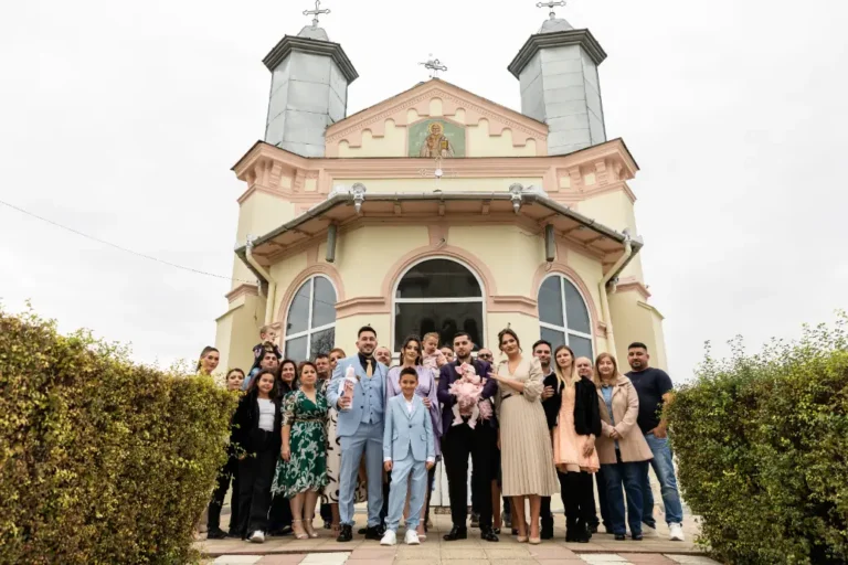 Familia și invitații în fața bisericii, după botez