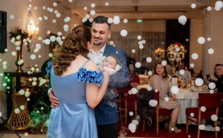 Dansul părinților cu bebelușul, printre baloane de săpun
