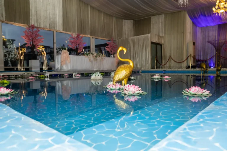 Piscina restaurantului decorată cu nuferi și o lebădă aurie