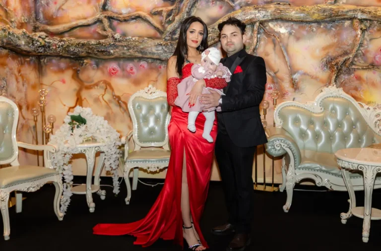 Părinții cu fetița în brațe, în colțul foto al restaurantului
