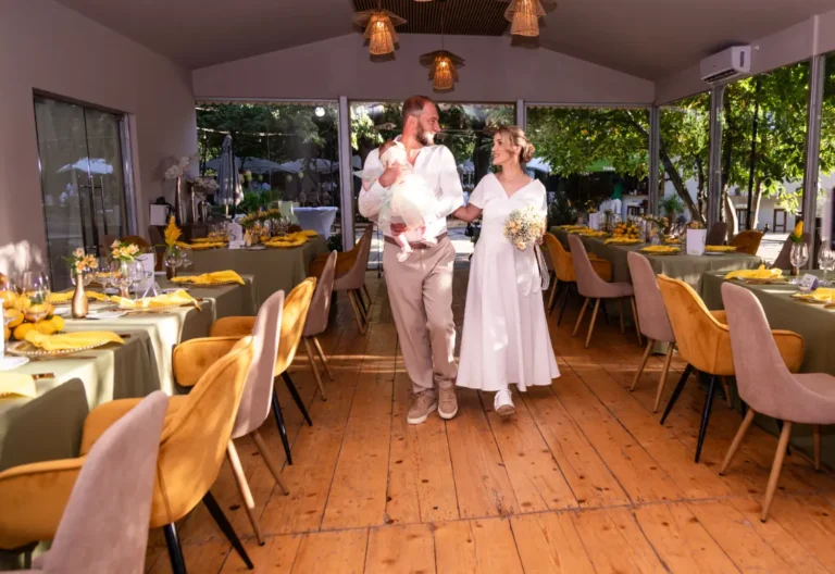 Părinții intră în restaurant cu copilul în brațe