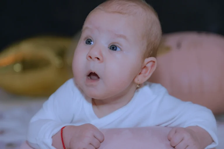 Prim-plan cu bebelușul privind mirat, cu ochii mari