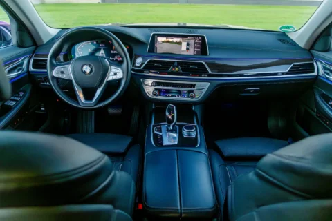 Interiorul unui BMW Seria 7: bordul, volanul și consola centrală