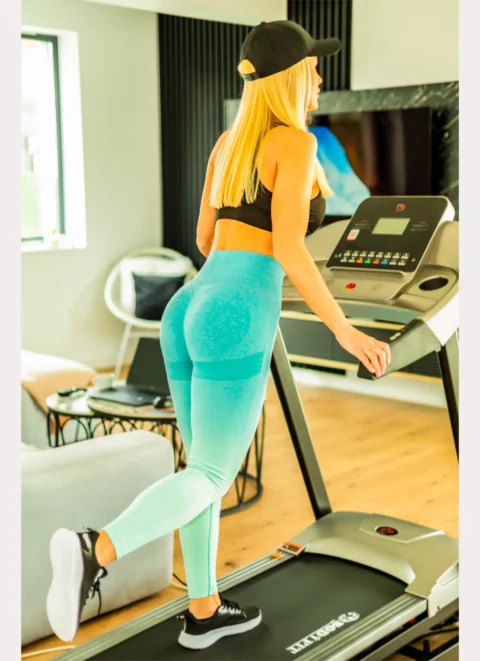 Model în colanți sport pe banda de alergare, produsul fotografiat în context