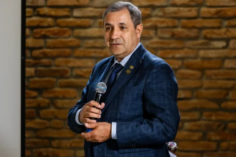 Vorbitor cu microfonul în mână, surprins în timpul intervenției