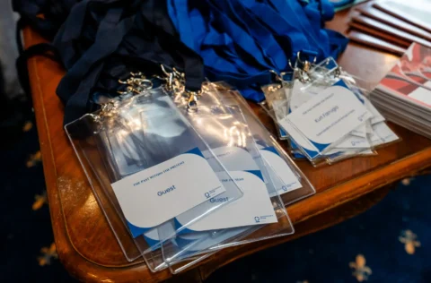 Ecusoane pentru invitați, pregătite la intrarea în conferință