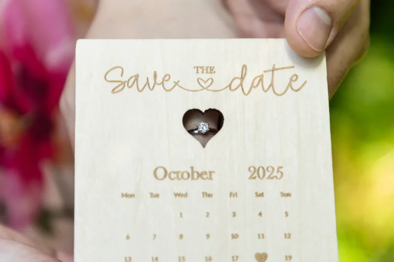 Detaliu: invitația din lemn cu calendarul lunii octombrie și inelul de logodnă