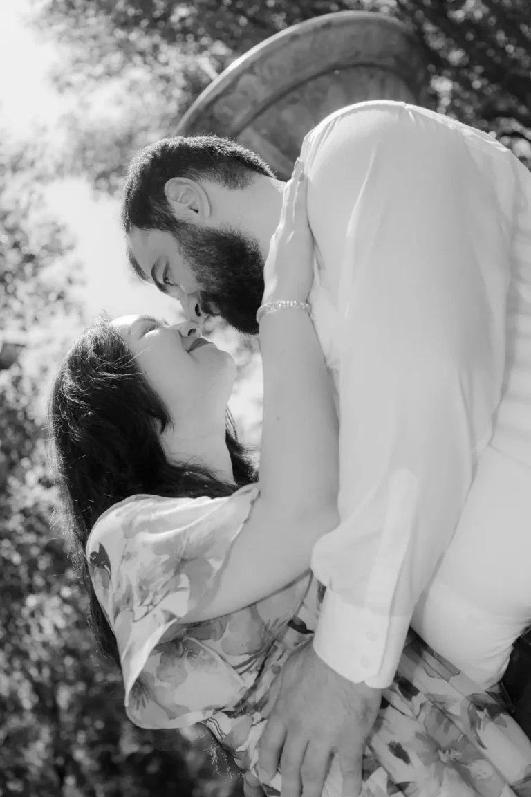 Fotografie alb-negru: viitorii miri se sărută la ședința save the date