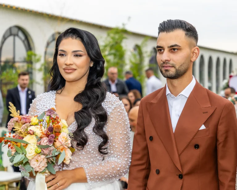 Mirii emoționați în timpul ceremoniei civile în aer liber, cu invitații în spate