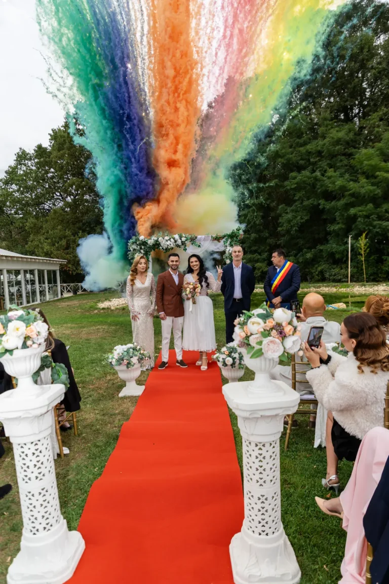 Mirii pe covorul roșu al ceremoniei în aer liber, cu fum colorat în spate