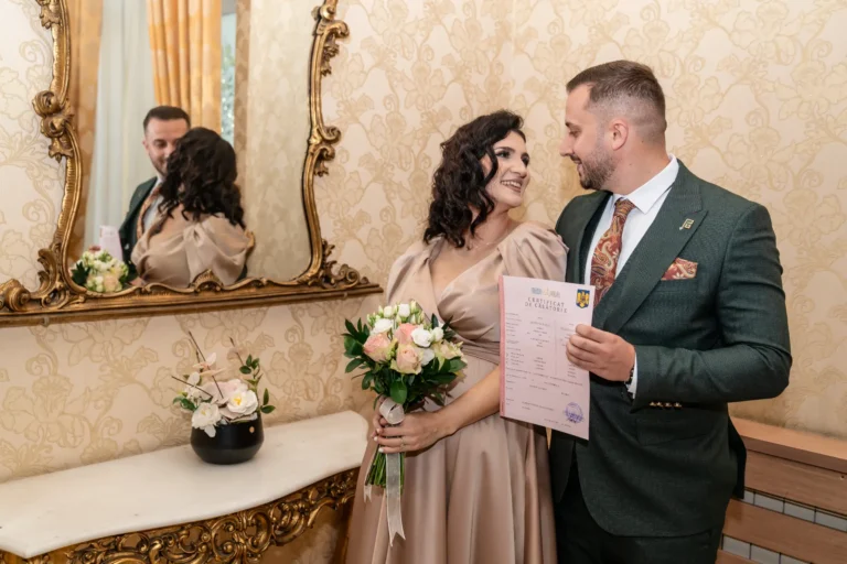 Mirii zâmbesc cu certificatul de căsătorie în mână, în sala stării civile