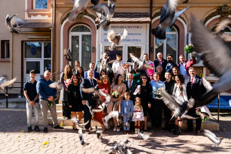 Fotografia de grup cu porumbei în zbor, în fața Primăriei Sectorului 4