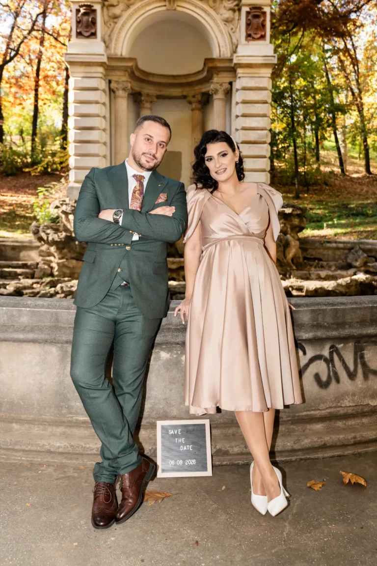 Mirii lângă o fântână veche dintr-un parc, cu o tăbliță la picioare