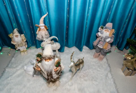 Decorul de iarnă cu spiriduși și reni, pregătit pentru serbarea de Crăciun