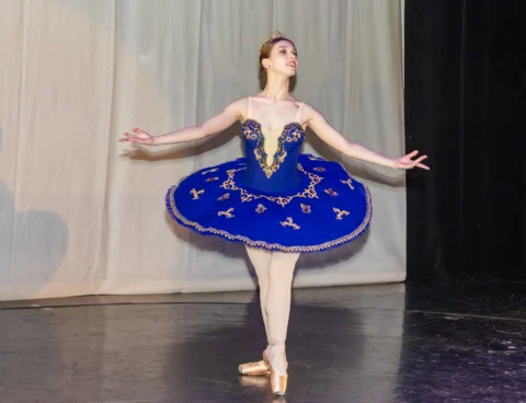 Balerină în tutu albastru cu broderie aurie, pe vârfuri
