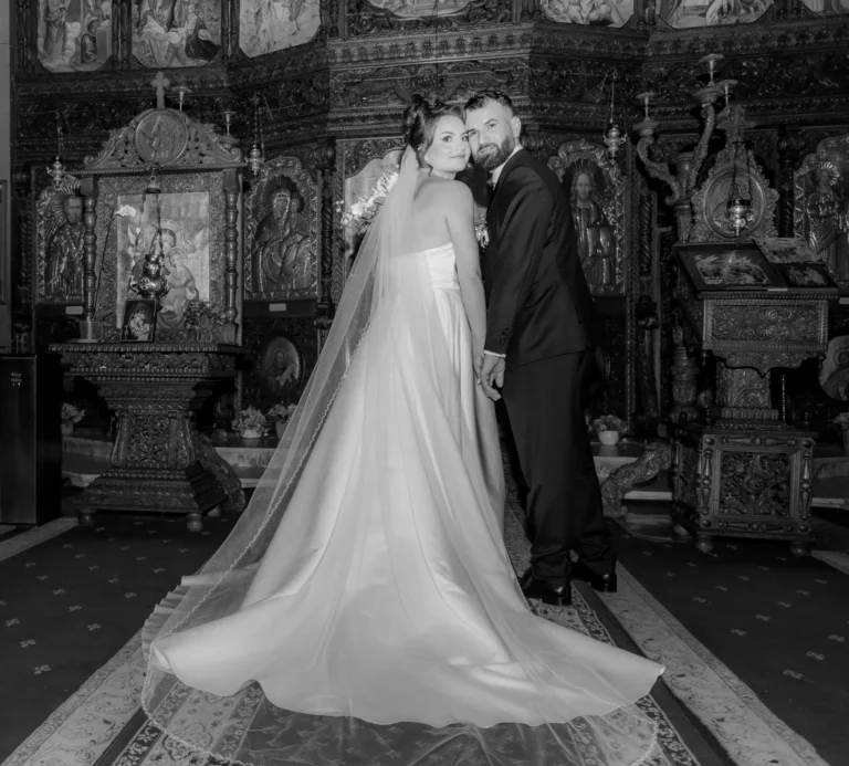 Sărutul mirilor în biserică, fotografie alb-negru