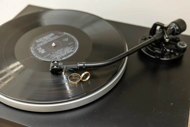 Verighetele mirilor așezate pe un disc de vinil, detaliu din dimineața nunții