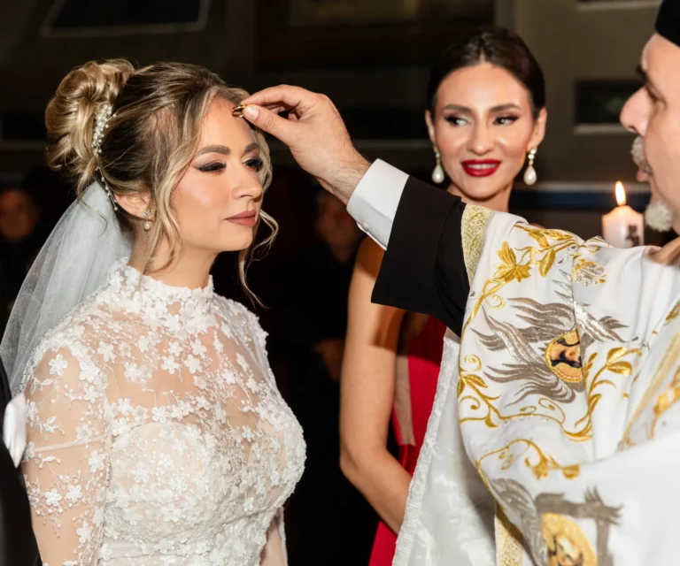Preotul binecuvântează mireasa în timpul cununiei religioase