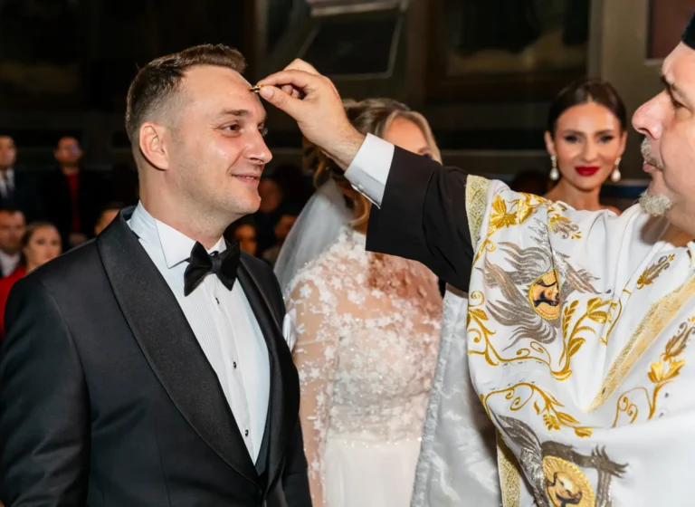 Preotul binecuvântează mirele în timpul cununiei