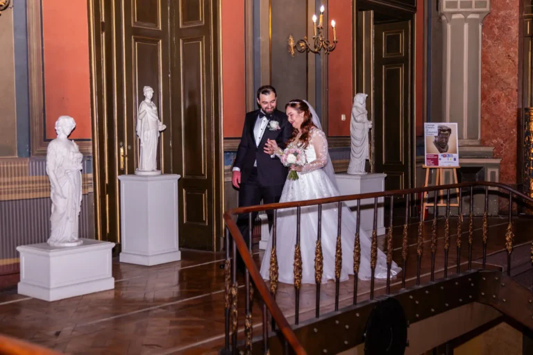 Mirii într-un salon cu statui, la ședința foto