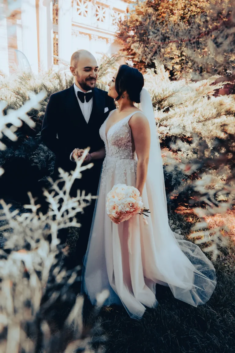 Mirii între decoruri cu flori albe, la ședința foto