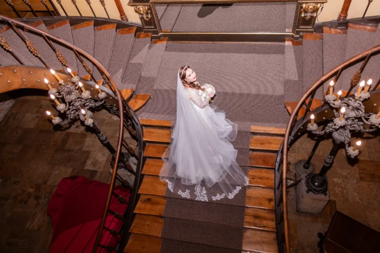 Mireasa pe scara în spirală, fotografiată de jos