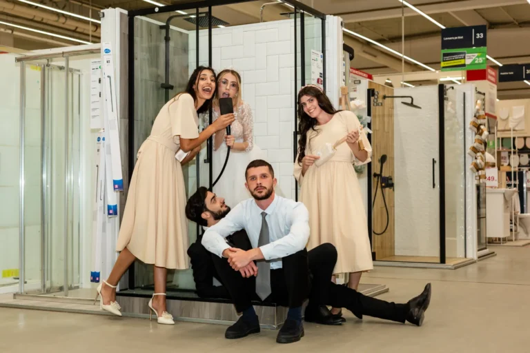 Mirii, nașii și prietenii glumind la ședința foto