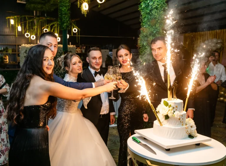 Tăierea tortului cu artificii, alături de nași