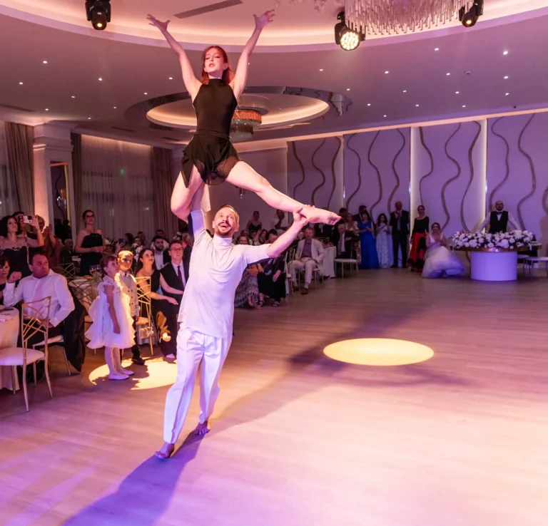 Moment de dans acrobatic la petrecere