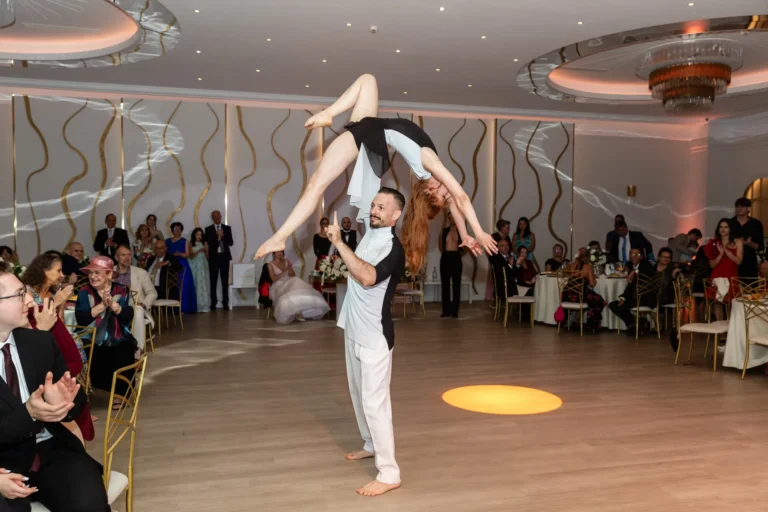 Dansatori acrobatici pe ringul de dans