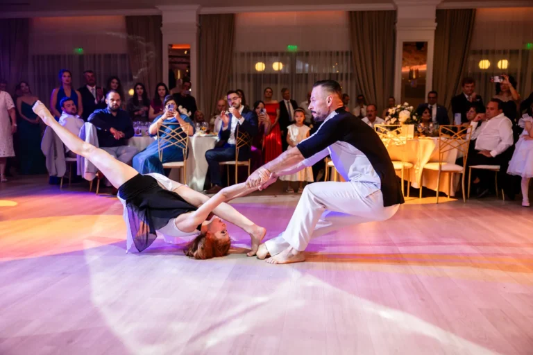 Spectacol de dans acrobatic între invitați