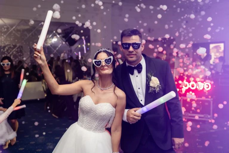 Mirii cu ochelari amuzanți și bețe luminoase, la petrecere