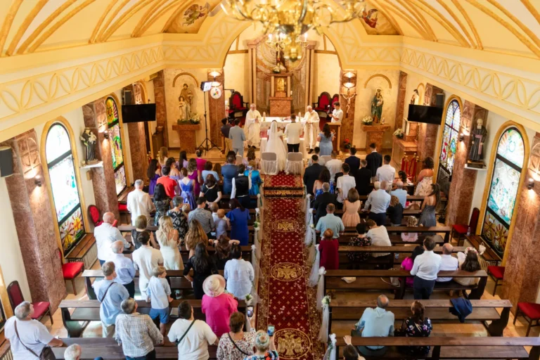 Biserica plină de invitați, fotografiată de la balcon în timpul cununiei