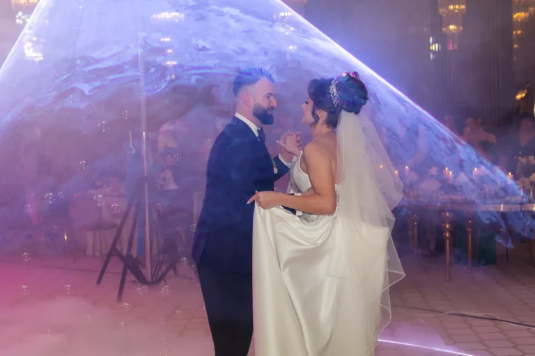 Mirii dansând în fum greu, sub lumini laser