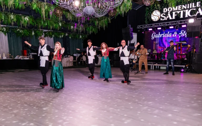 Dansatori în costume populare pe scenă, la Domeniile Saftica