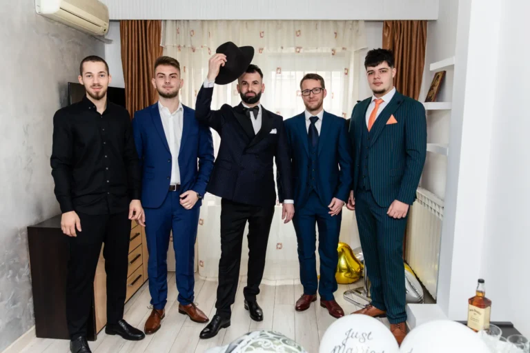 Mirele și cavalerii de onoare la pregătiri, în costume