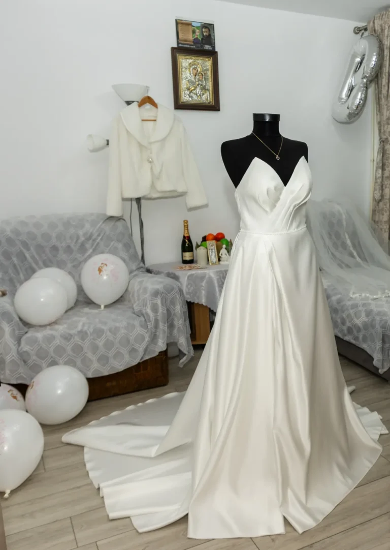 Rochia de mireasă pe manechin, în camera de pregătiri
