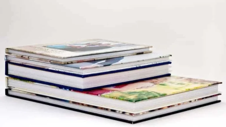 Fotocărți de mărimi diferite, cu coperte foto hard-cover, așezate una peste alta