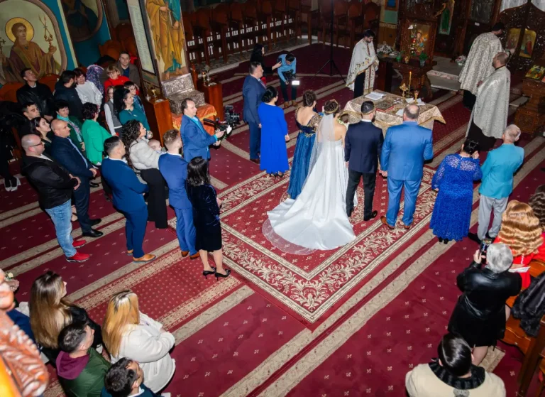 Mirii în biserică, fotografiați de sus, cu invitații în jur