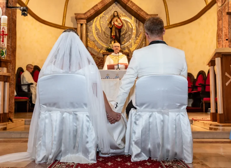 Mirii la altar, văzuți din spate, în timpul slujbei