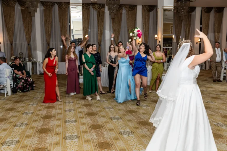 Mireasa aruncă buchetul, în sala de petrecere