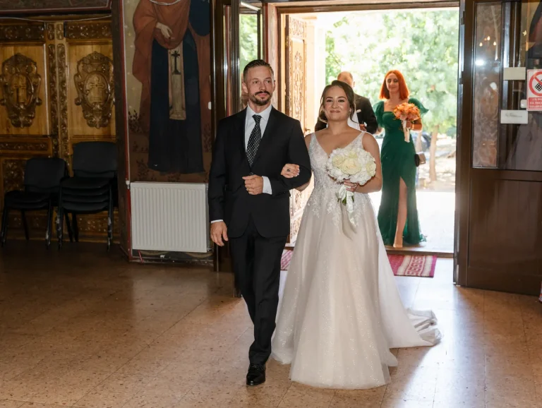 Mirii intrând în biserică