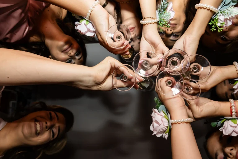 Invitații ciocnind paharele, fotografiați de sus