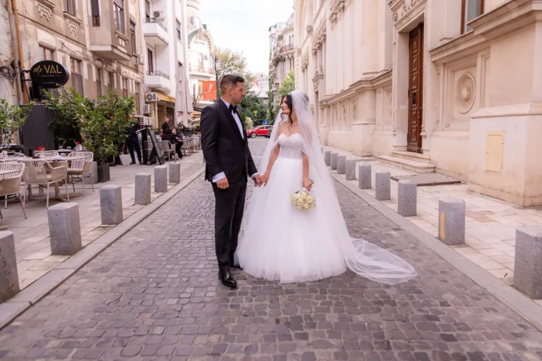 Mirii ținându-se de mână pe o stradă din centrul vechi al Bucureștiului