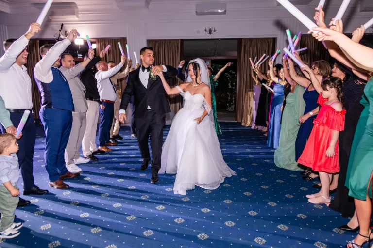 Mirii trecând printre invitați cu bețe luminoase