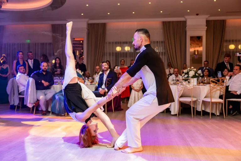 Moment de dans acrobatic între mese
